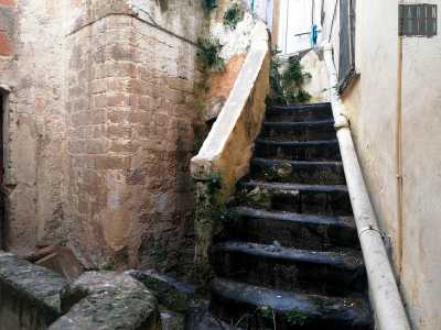 ...con una scala malridotta, vani murati...